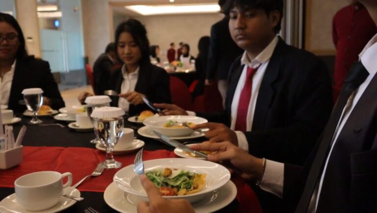 Pelatihan Table Manner Prodi Komunikasi UTA’45: Bangun Relasi Profesional Lewat “Networking Luncheon Etiquette”