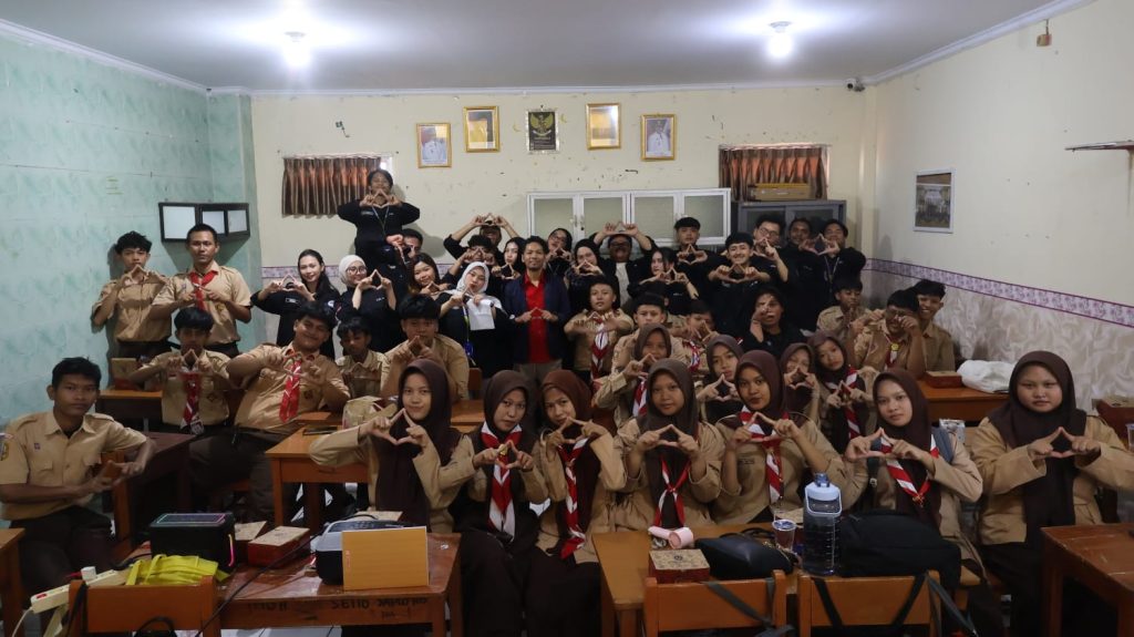 Dorong Literasi Digital Generasi Muda, HIMAKOM UTA’45 Jakarta Selenggarakan PKM di SMK Al-Khairiyah Bahari