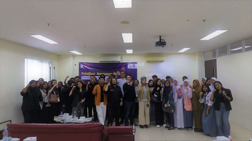 Cetak Penyiar Muda Profesional, Prodi Ilmu Komunikasi UTA’45 Jakarta Gelar Pelatihan Announcer Radio dan Podcast untuk